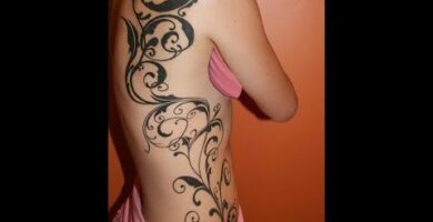 Enredaderas con flores: Tatuajes naturales y elegantes